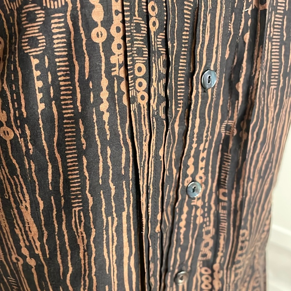 Fall Rrown & gold button down with pleating and circular design pattern - Picture 8 of 8